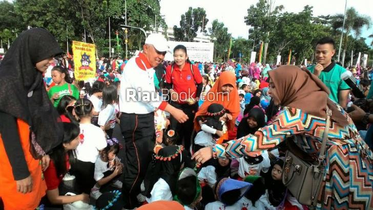 Senam Anak Jujur, Ribuan Masyarakat Padati CFD Pekanbaru