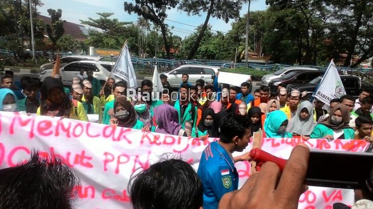 Puluhan Mahasiswa se-Riau Sampaikan Aspirasi di Gedung DPRD Riau
