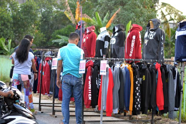 Lapak Baju Pinggir Jalan di Dumai Beromset Jutaan