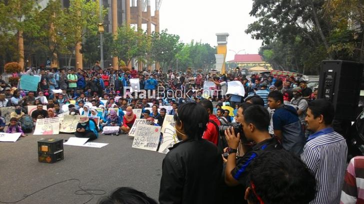 Unjuk Rasa Anti Asap Riau di Tugu Count Down kenangan Rusli Zainal yang Rusak