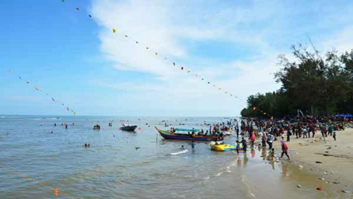 Minimnya Fasilitas Pendukung di Pantai Wisata Bahari Tenggayun