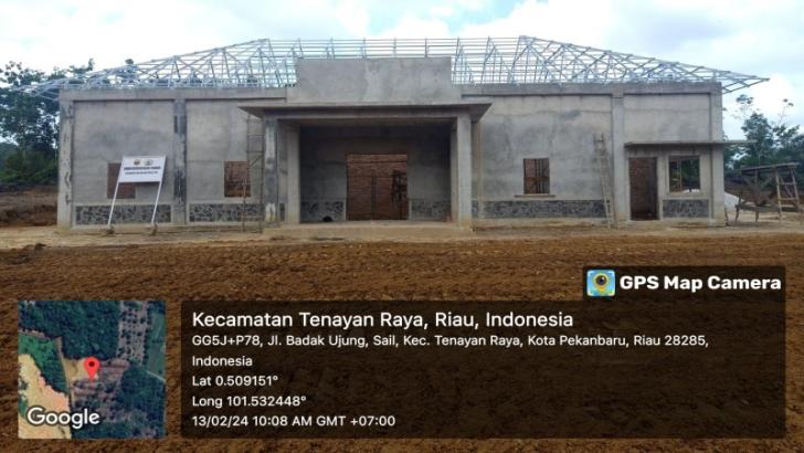 TNI Bersama Masyarakat Gotong Royong Bangun Gedung Koramil Tenayan Raya