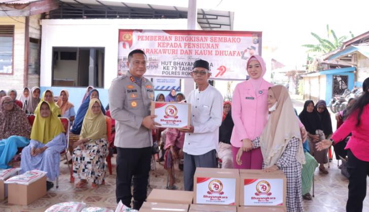 HUT Bhayangkara Ke79, Kapolres Rohil Bagikan Puluhan Paket Sembako kepada Masyarakat