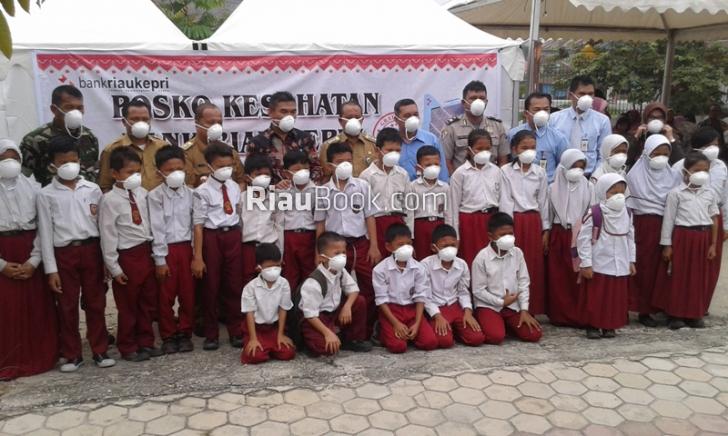 Bank Riau-Kepri Peduli Asap, Bagikan 20.000 Masker dan Buka Posko Kesehatan Gratis