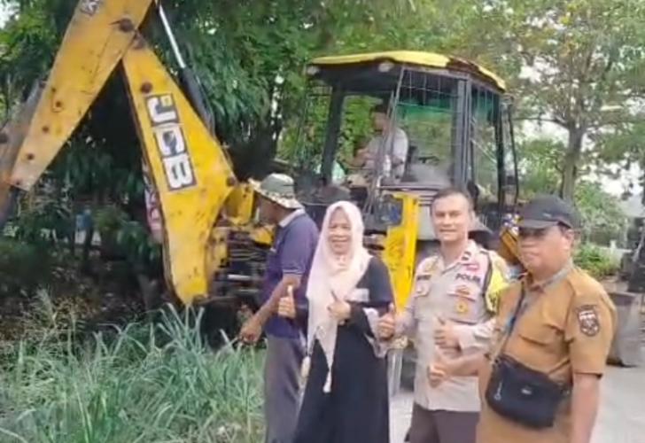 Antisipasi Banjir, Masyarakat Tuah Karya Sambut Positif Goro Bersama Polsek Binawidya Pekanbaru