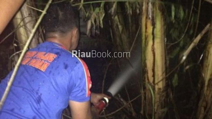 Haha, Kebun Pisang di Meranti pun Juga Terbakar, Polisi dan TNI Ikut Memadamkan