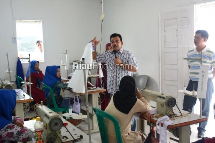 Ibu-ibu Tambang Menjahit Demi Keluarga, Tinggalkan Kebiasaan 'Rumpi'