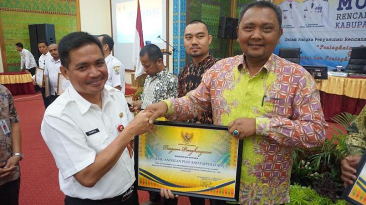 RAPP Terima Penghargaan CSR Terbaik dari Pemkab Pelalawan
