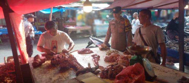 Bhabinkamtibmas Sukaramai Sambangi Pedagang Pasar Agus Salim, Pantau Ketersediaan Pangan