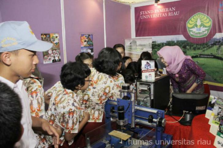 Produk Hasil Karya UR Jadi Perhatian Pengunjung di Pameran Ritech Expo