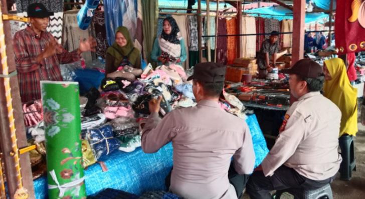 Patroli Jalan Kaki, Personel Polsek Kuala Kampar Sambangi Pedagang Pasar Minggu