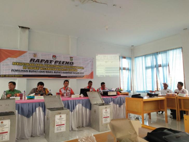 Hasil Perolehan Pilkada Kampar Mulai Dihitung, Pleno di XIII Koto Kampar Masih Berjalan Aman