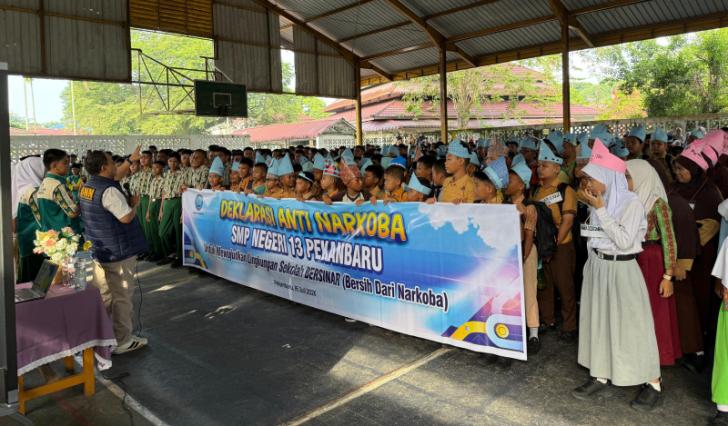 Kepala BNNK Pekanbaru Sosialisasi Bersama 1.302 Siswa dan Gaungkan Deklarasi Anti Narkoba