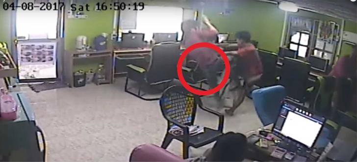 Tiba-tiba Seekor Ular Ngamuk di Sebuah Warnet dan Menyerang Pengunjung