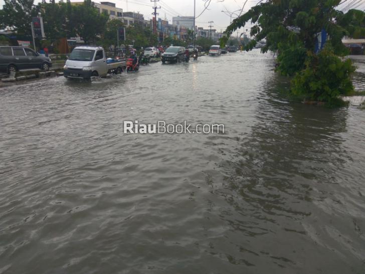 Genangan Banjir di Panam Menyerupai 'Danau Baru', Warga Sindir Ini Destinasi Wisata Baru