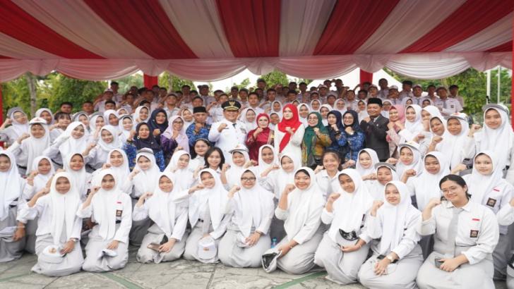 Pelajar Heboh Foto Bareng Wagub Riau