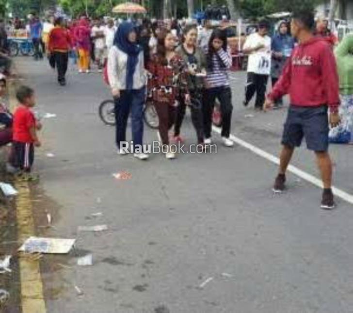 Sampah Berserakan di Areal Car Free Day Pekanbaru