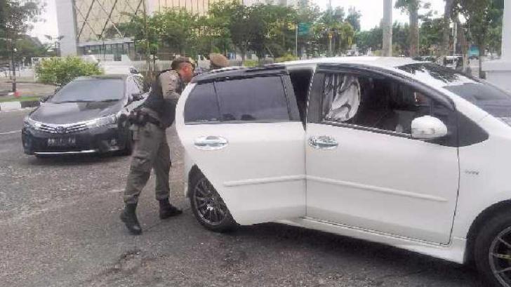 Kendaraan Diperiksa, Penumpang Disuruh Turun, Kantor Gubernur Riau Dapat Ancaman?