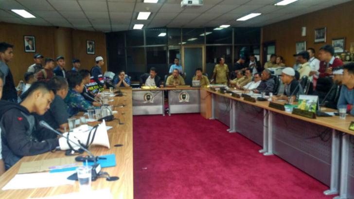Datangi Gedung DPRD Riau, Massa Geram Tuntut Perbaikan Jalan di Lipat Kain