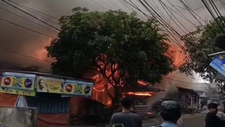 Satu Rumah & 6 Kios di Pepaya Ludes Terbakar