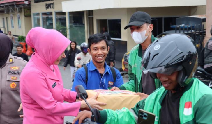Bazar Ramadhan Polri Presisi 2025, Polresta Pekanbaru Salurkan Baksos untuk Ojek Online