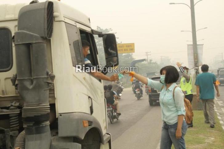Kemenkes Bantu Buka Posko Asap Riau, Termasuk Obat Jangan Kadaluarsa ya...