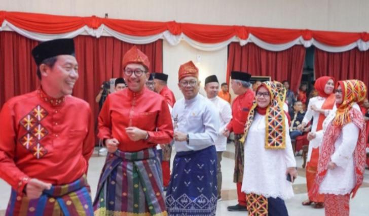 Begini Keseruan Penjabat Gubri, Rahman Hadi Menari Randai Kuansing