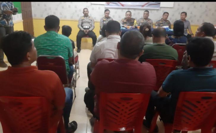 Polsek Binawidya Pekanbaru Bagikan Sembako kepada Masyarakat Diacara Minggu Kasih