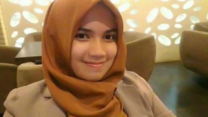 Selesai Wisuda, Dira Berangkatkan Haji Kedua Orang Tuanya