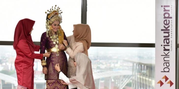 Bank Riau Kepri Peringati Hari Kartini, Heboh Lomba Foto Internal Berpakaian Daerah