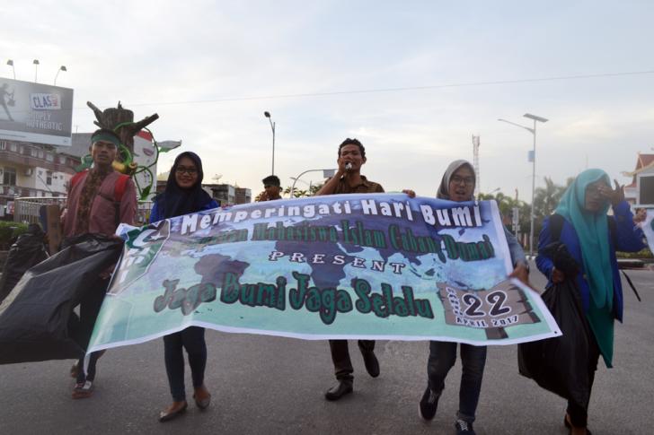 Peringati Hari Bumi, Gabungan Mahasiswa Dumai Pungut Sampah di Jalan Protokol