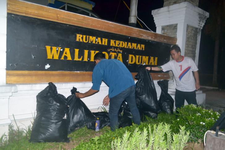 Letakkan Sampah di Depan Kediaman Walikota Dumai, 'Ini Kado Terindah' kata Mahasiswa