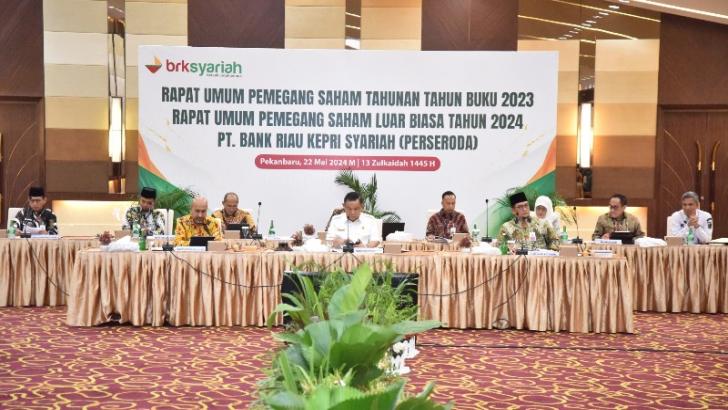 Pj Gubernur Riau Pimpin RUPS Tahun Buku 2023 dan RUPSLB 2024 BRK Syariah