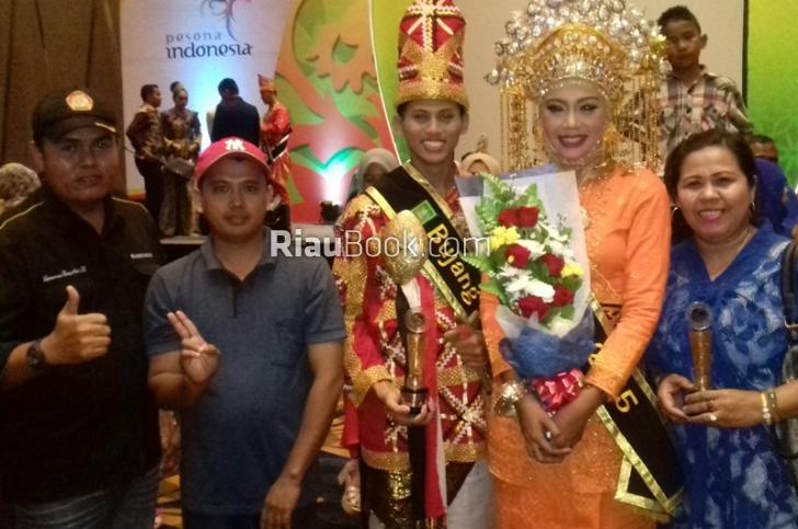 Kebetulan Andi Rachman Tanyakan Bono, Dara Riau 2015 di Pangkuan Putri Pelalawan