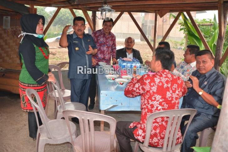 Jefry Noer Jadi Koki, Mie Instant Dibuat dari Energi Kotoran Sapi, Legislator Siak Terkesan