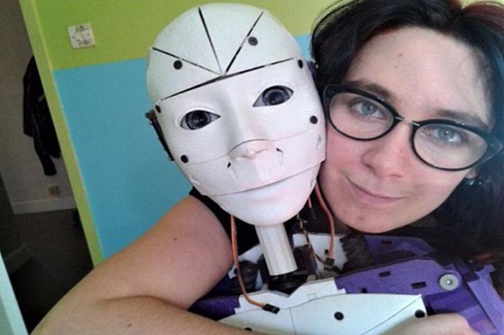Wanita ini Menikmati Berhubungan Seks dengan Robot dan Ingin Menikahinya