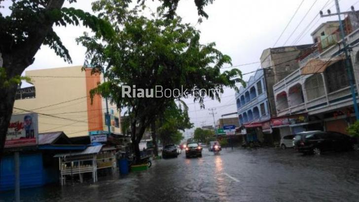 Selain Hujan, Saluran Air Penuh Sampah Juga Penyebab Banjir