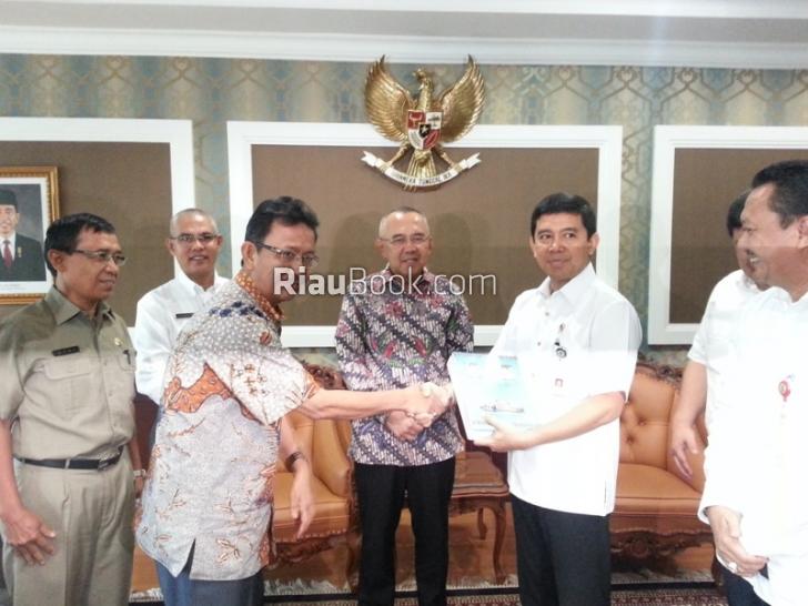 Kampar Serahkan LAKIP ke Men PAN-RB, Jefry Noer: Kembangkan Budaya Kerja