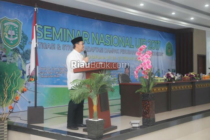 Hadiri Acara Seminar Nasional, Syamsuar Bicara Pengendalian Karlahut di Siak