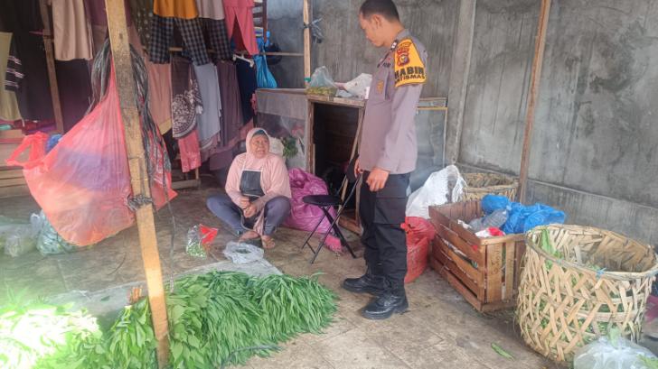 Menjaga Kamtibmas di Wilayah Binaan, Aiptu Nofri Sambangi Sejumlah Pedagang Pasar Agus Salim, Begini Pesannya!