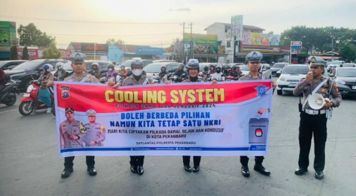 Kampanyekan Keselamatan Berkendara dan Kamtibmas Jelang Pilkada, Polantas Orasi di Kawasan Tugu Payung