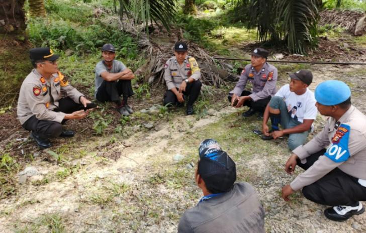 Kapolsek Bandar Seikijang Temui Pekerja Pabrik Sawit, Berikan Motivasi dan Kamtibmas