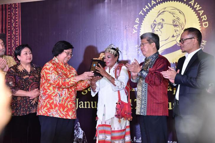 Kemeneg LHK Serahkan Penghargaan untuk Mama Aleta, Pejuang Lingkungan dari Molo