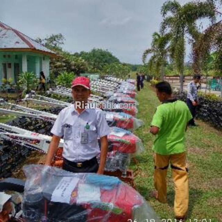 Petani di Kuansing Terima Bantuan Traktor dan Mesin Panen Padi