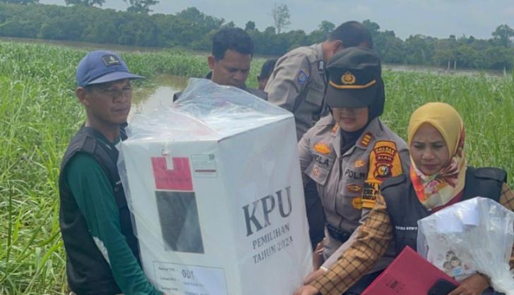 Penuh Tantangan, Pendistribusian Logistik Pilkada ke Desa Rantau Baru Berjalan Lancar
