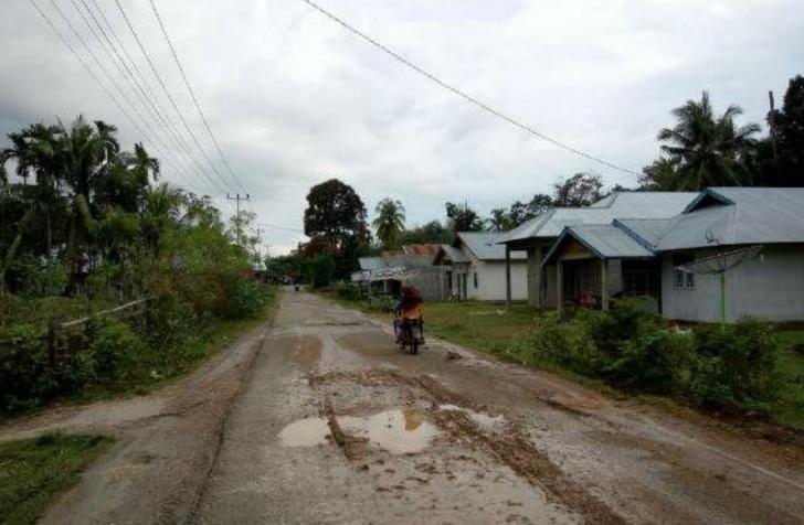 Jalan Berlumpur dan Berlubang, Masyarakat Tagih Janji Bupati Kuansing