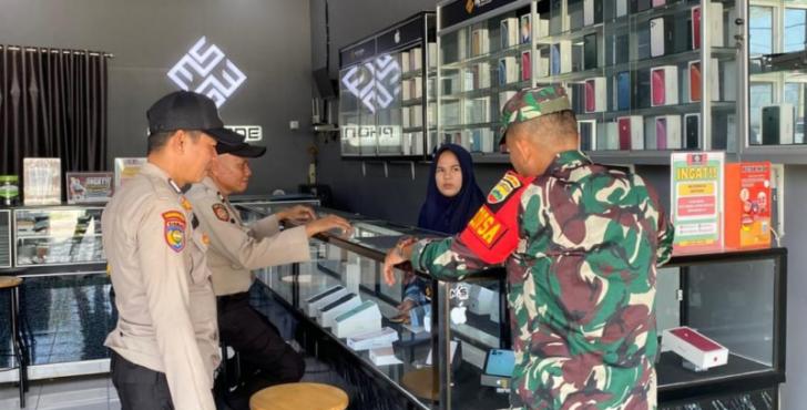 Polsek Pangkalan Kuras Bersama Koramil04 Berikan Pelayanan Keamanan Masyarakat