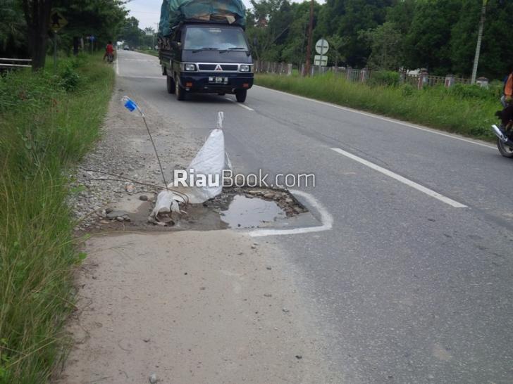 Ini Dia Tanggapan Dinas PU Tarukim Siak Terkait Jalan Kabupaten Berlubang