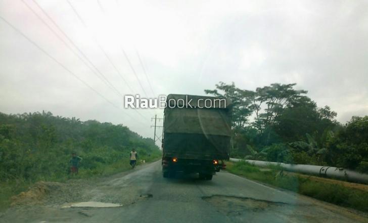 Kondisi Jalan Kabupaten Siak Makin Buruk, Dinas PU Riau Anggarkan Rp10 Miliar untuk Pemeliharaan