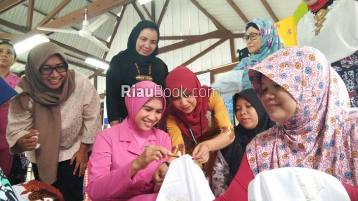 Kunjungi Rumah Batik, Istri Kapolda Riau Apresiasi Batik Bono